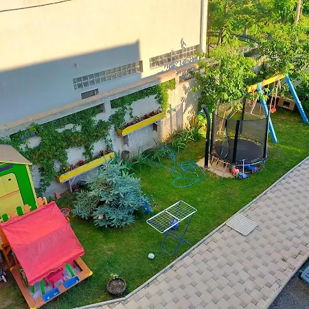 Casa Veseliei 게스트하우스 4*